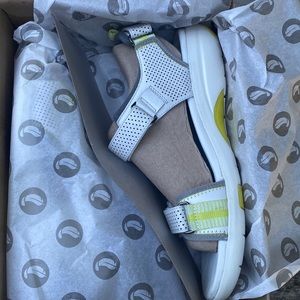 CLARKS Women's Un Neema Athletic Sandals 26108476 - Final Sale.  Size:5.5